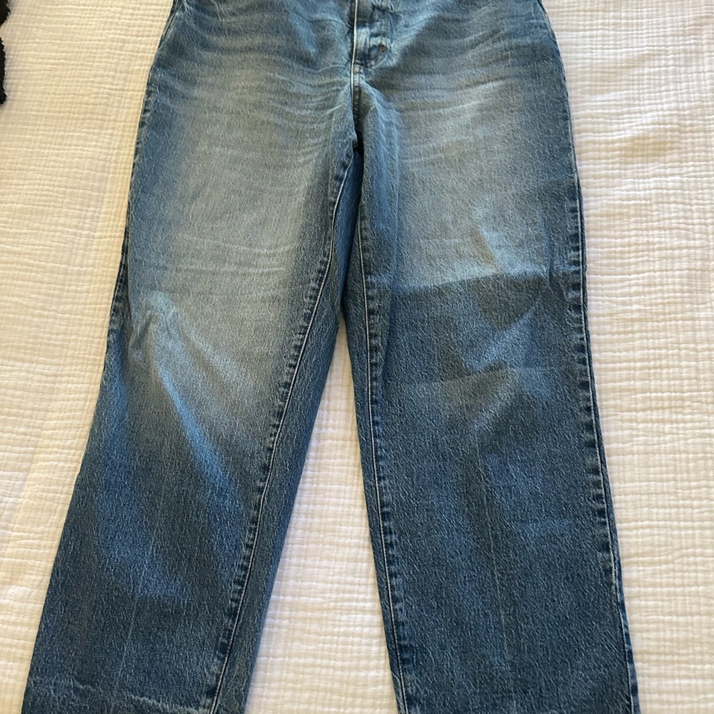 Universal Thread Relaxed Fit Blue Jeans. Ankle length